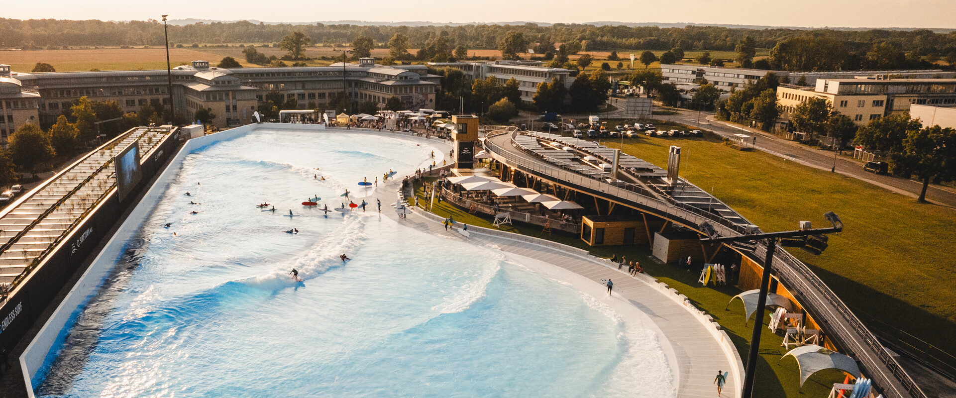 Die R&auml;umlichkeiten der Surftwon in M&uuml;nchen k&ouml;nnen f&uuml;r vielf&auml;ltige Veranstaltungszwecke gebucht werden, von Firmenevents und Tagungen &uuml;ber gesch&auml;ftliche und private Feiern. Daf&uuml;r stehen sowohl technisch top-ausgestattet Konferenz- und Meetingr&auml;ume zur Verf&uuml;gung als auch Chill-Out-Areas f&uuml;r Mingeling und Teambuilding. Dank des gastronomische Angebot unseres Restaurants ist auch f&uuml;rs Catering gesorgt. Das Bild zeigt das Gel&auml;nde aus der Vogelperspektive.